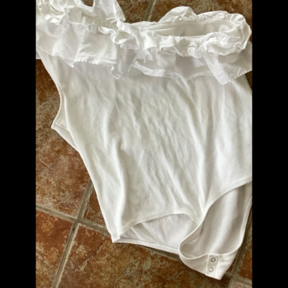 Like New Express White Ribbed and Ruffled One Shoulder Bodysuit XL - Picture 3 of 3